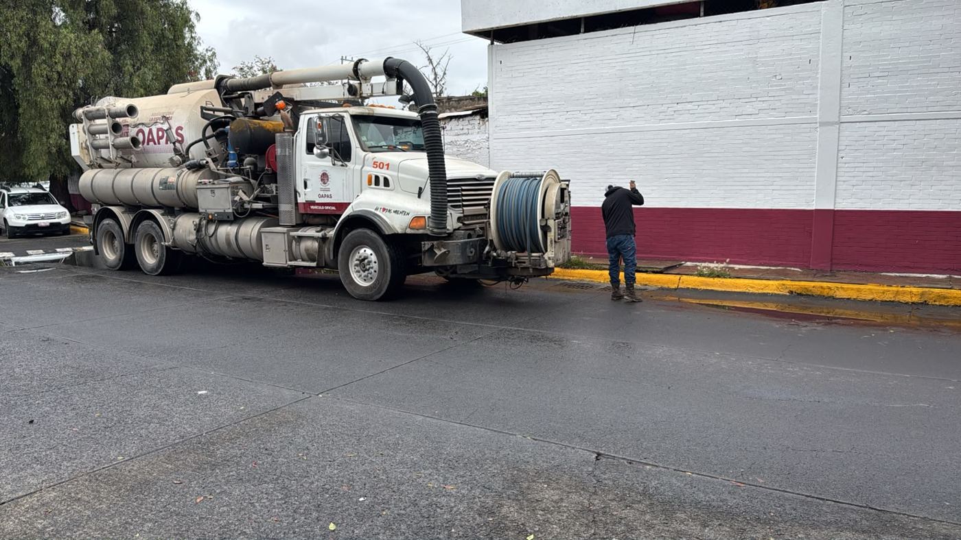 Unidad Vactor junto a una coladera de banqueta