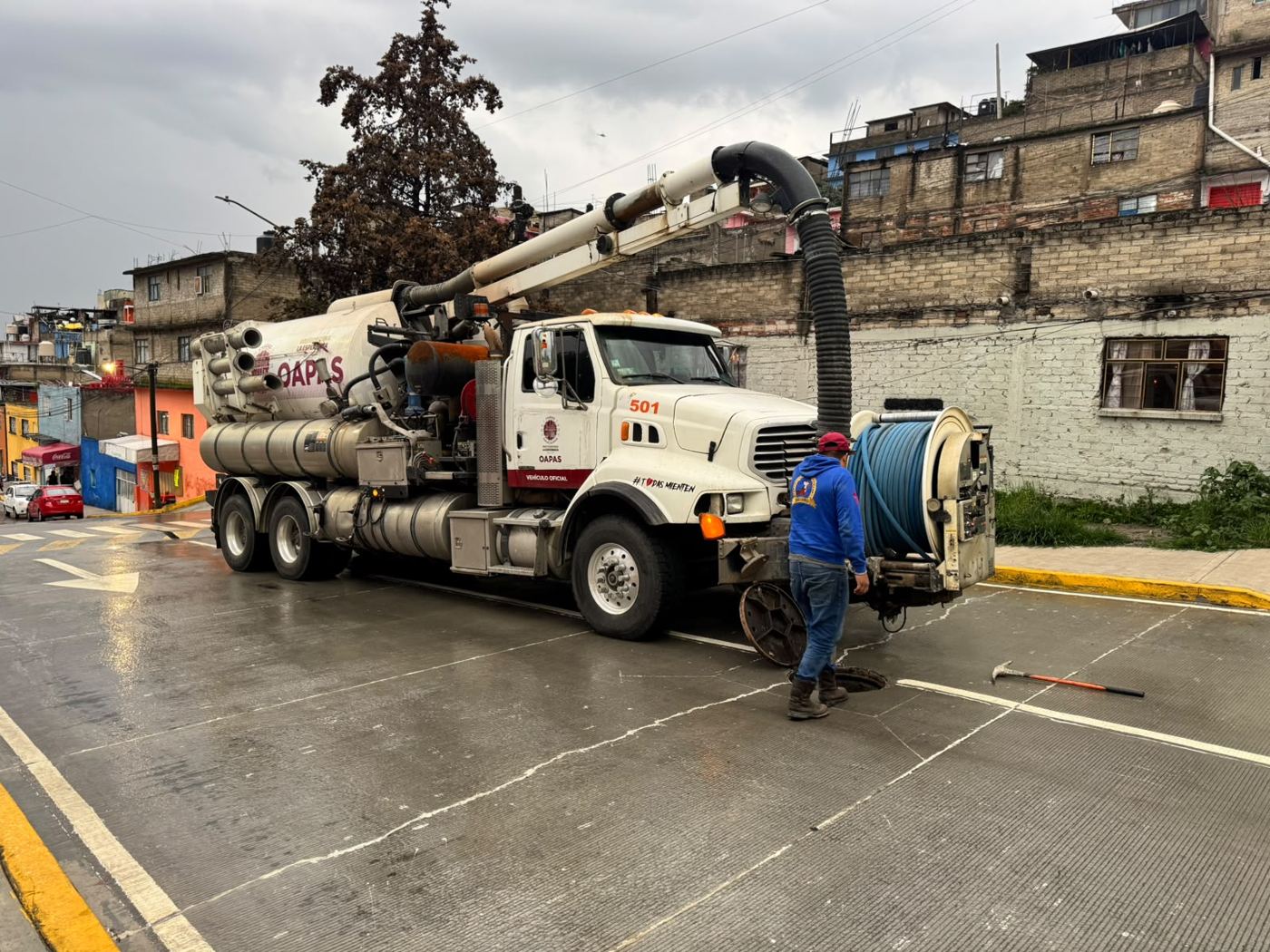 Camión Vactor en operación sobre un pozo de visita