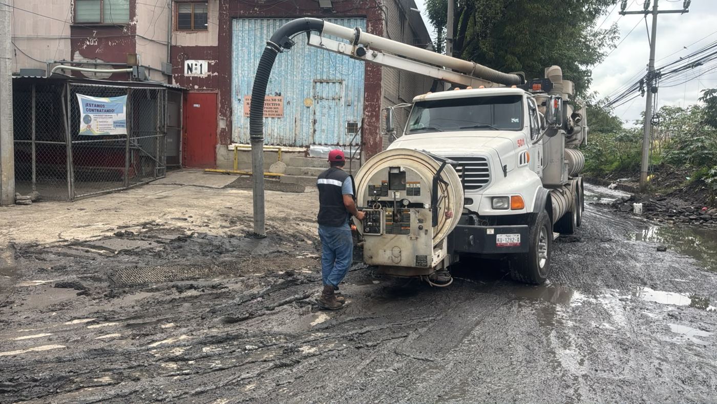 Vactor retirando lodo acumulado en una calle
